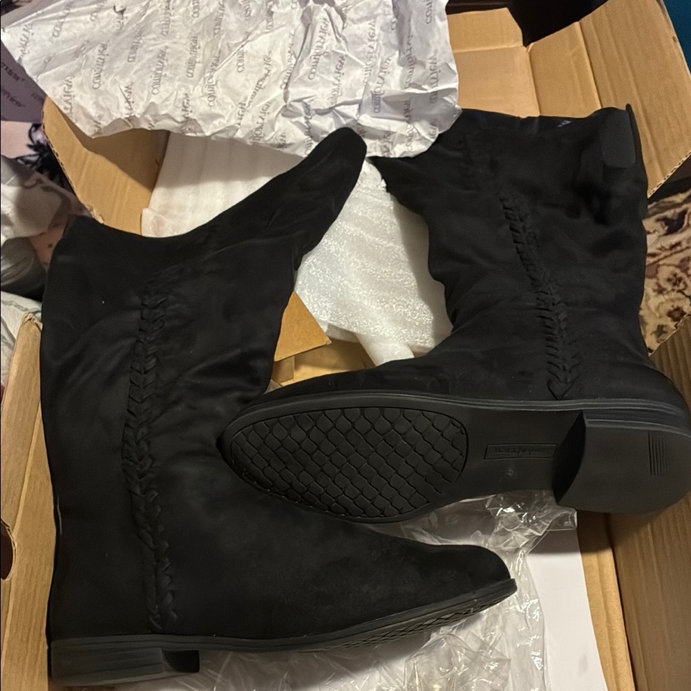 NWT’s- Black Women's swede Boots